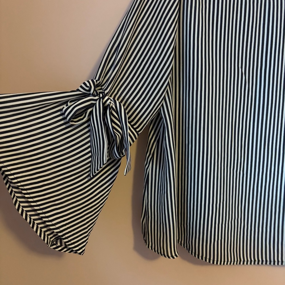 💚W5 Black and White Blouse with Scoop Neck and Tie Sleeves - Picture 2 of 5